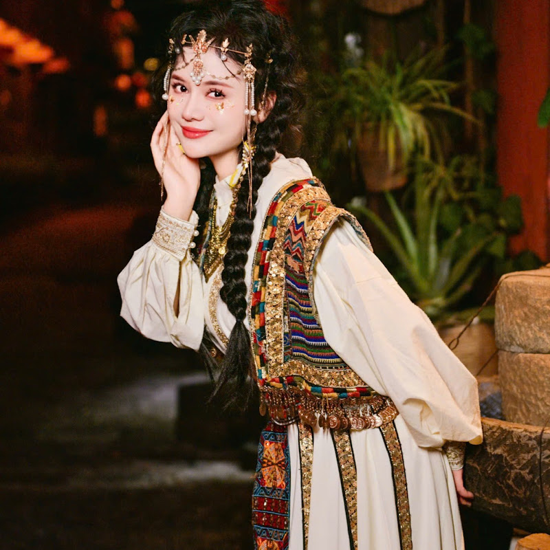 TRỊNH HUYỀN - Ca sĩ nhạc Hoa